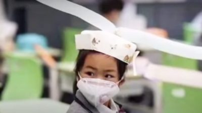 (Видео) Школьники Китая сидят на уроках в необычных шляпах Х века. Для соблюдения дистанции