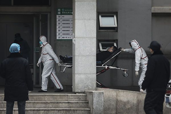 Медицинский персонал переводит пациента в больницу «Цзиньиньтань» в Ухане, провинция Хубэй, Китай, 17 января 2020 года. Getty Images | Epoch Times Россия
