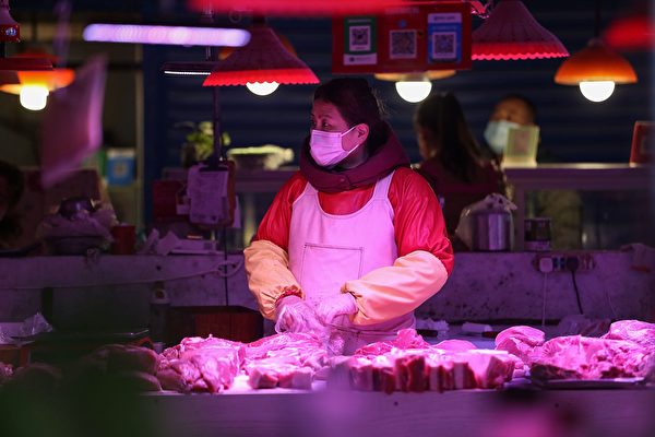 Продавец ждёт покупателей на рынке в Шэньяне северо-восточной провинции Китая Ляонин, 10 марта 2020 года. STR/AFP via Getty Images | Epoch Times Россия