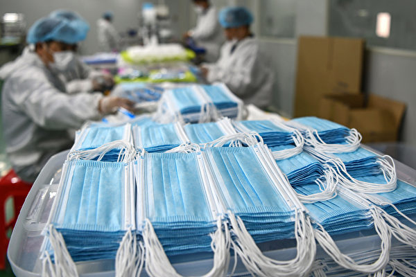 Рабочие изготавливают маски на заводе в городе Наньчан провинции Цзянси, Китай, 8 апреля 2020 года. STR/AFP via Getty Images | Epoch Times Россия