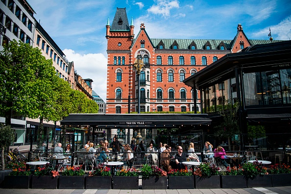 Люди сидят в одном из ресторанов Стокгольма во время вспышки пандемии коронавируса COVID-19, 8 мая 2020 года. JONATHAN NACKSTRAND/AFP via Getty Images | Epoch Times Россия