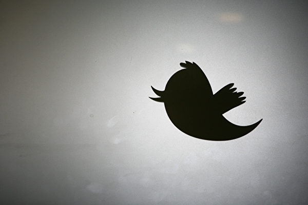 Логотип «Твиттера» у входа в штаб-квартиру «Твиттера» в Сан-Франциско, 11 марта 2011 года в Калифорнии. KIMIHIRO HOSHINO/AFP/Getty Images | Epoch Times Россия