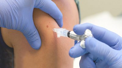 Некоторые эксперты сомневаются, что вакцина спасёт от COVID–19