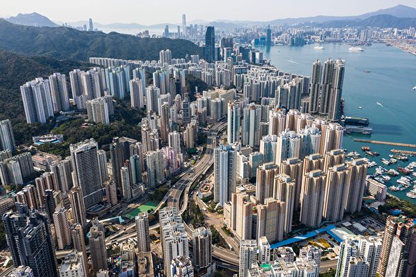 Аэрофотоснимок Гонконга (на первом плане и слева) и Коулуна (вверху справа) по обе стороны от гавани Виктория, 17 февраля 2020 года. ANTHONY WALLACE/AFP via Getty Images | Epoch Times Россия