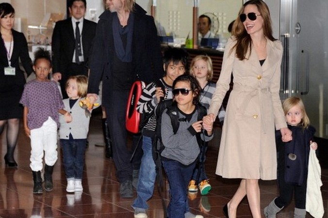 Анджелина Джоли и Брэд Питт с детьми. Фото: Getty Images | Epoch Times Россия