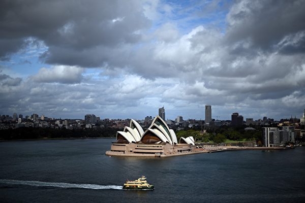 Перед Сиднейским оперным театром проплывает паром, Австралия, 14 мая 2020 года. SAEED KHAN/AFP via Getty Images | Epoch Times Россия