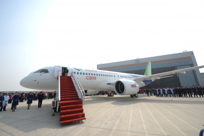 Первый китайский крупный пассажирский лайнер собственной разработки C919 представлен после того, как сошёл с конвейера в Шанхайской авиастроительной корпорации, Шанхай, 2 ноября 2015 года. Фото: ChinaFotoPress/Getty Images | Epoch Times Россия