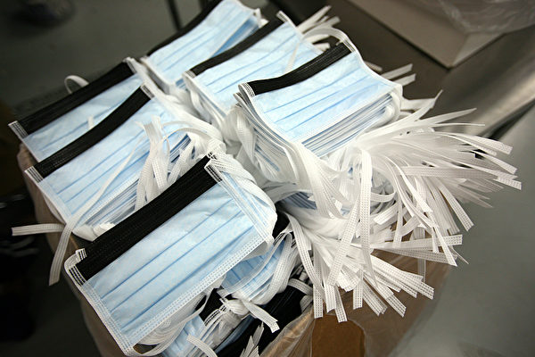 Одноразовые хирургические маски упакованы в коробки на предприятии Prestige Ameritech, 3 мая 2009 года, Ричленд Хиллз, штат Техас. Tom Pennington/Getty Images | Epoch Times Россия