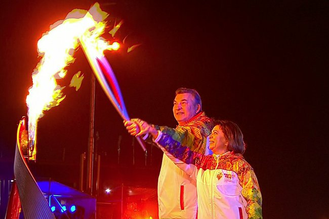 Ирина Роднина и Владислав Третьяк зажигают олимпийский огонь Фото:  wikipedia.org/CC BY 4.0 | Epoch Times Россия