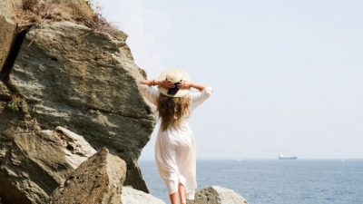 (Видео) Женщина позировала на прибрежной скале для романтичной фотографии, но получила комичное видео