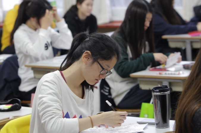 Южнокорейские студенты. Фото: Chung Sung-Jun/Getty Images | Epoch Times Россия