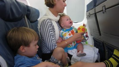 Мама с тремя детьми нервировала пассажиров самолёта. И только одна женщина знала, что делать