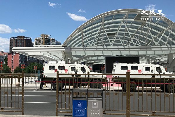 Полицейские машины на выезде из Южного вокзала Пекина, 26 мая. The Epoch Times | Epoch Times Россия