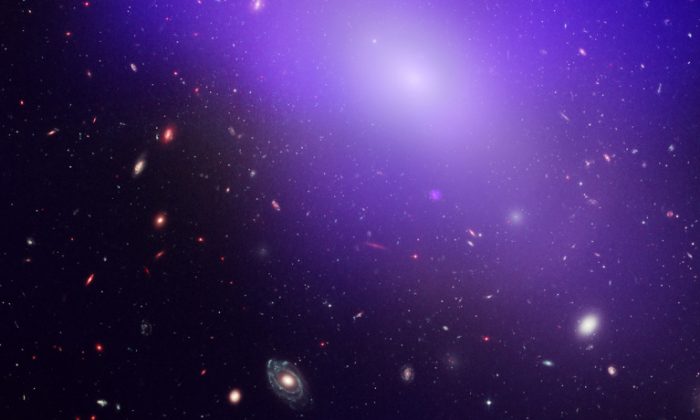 эллиптическая галактика NGC 1132, видимая рентгеновской обсерваторией НАСА Чандра. Синий / фиолетовый цвет на изображении - это рентгеновское свечение горячего диффузного газа, который не превращается в звезды. | Epoch Times Россия