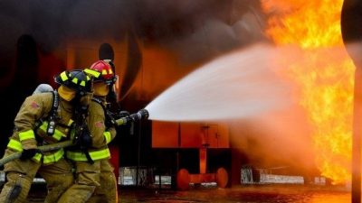 (Видео) Пожарные опубликовали видео спасения мужчины из горящего дома. Пользователи в восхищении!