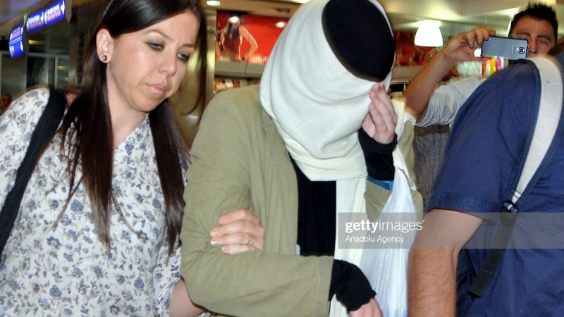 СТАМБУЛ, ТУРЦИЯ - 11 июня: Варвара Караулова (c), студентка, первоначально была задержана в южной провинции Килис на турецко-сирийской границе в пятницу, 5 июня, отправлена ​​в Стамбул и замечена в аэропорту Ататюрк 11 июня. 2015. Турция заявляет, что депортирует российскую женщину, задержанную якобы при попытке проникнуть в Сирию, чтобы присоединиться к группе боевиков Даиш. (Фото Иззет Таскиран / Агентство Anadolu / Getty Images) | Epoch Times Россия