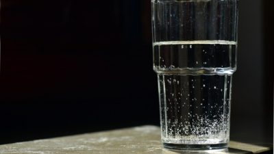 Полезно ли пить воду во время еды?