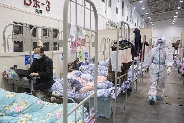 Выставочный центр, превращенный в лечебницу для больных с лёгкой формой коронавируса COVID-19 в Ухане, Хубэй, Китай 17 февраля 2020г.   STR/AFP via Getty Images | Epoch Times Россия