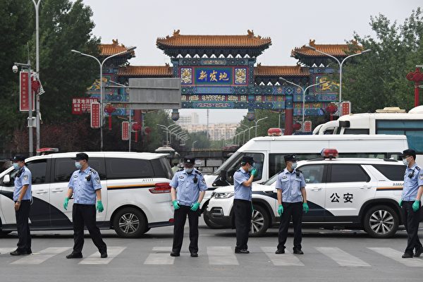 Китайская полиция охраняет вход на закрытый рынок «Синьфади», Пекин, 13 июня 2020 года. GREG BAKER/AFP via Getty Images | Epoch Times Россия