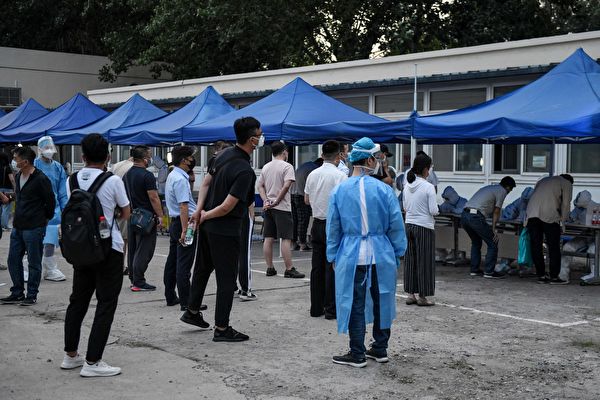 Люди, чьи номера машин зарегистрировали в районе рынка «Синьфади», где произошла вспышка COVID-19, ждут очереди, чтобы сдать тесты, Пекин 17 июня 2020 года. GREG BAKER/AFP via Getty Images | Epoch Times Россия