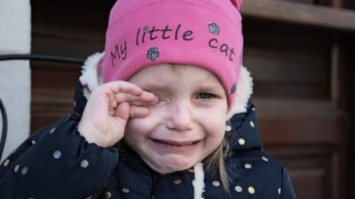 3-летняя девочка возвращалась из детского сада с синяками на лице. Но всё изменилось, когда у неё появился крутой друг!