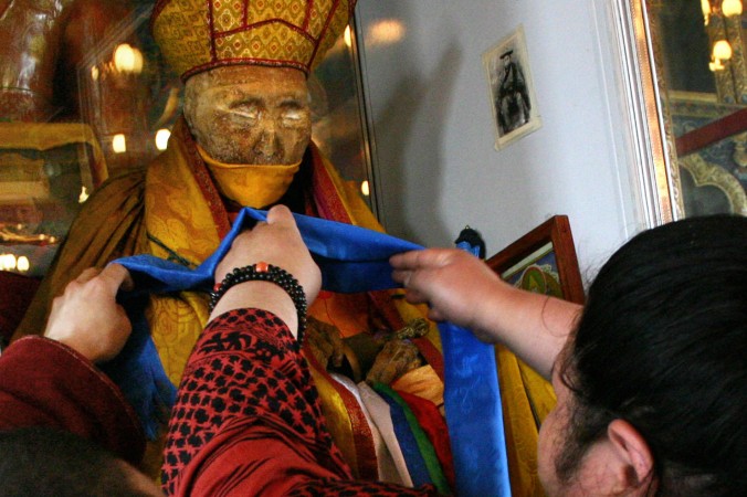 Верующие украшают нетленное тело Даши-Доржо Итигэлова, сибирского буддийского ламы. Улан-Удэ, столица Республики Бурятия. Фото: HO/AFP/Getty Images | Epoch Times Россия