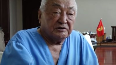 (Видео) 92-летний хирург из Кыргызстана продолжает делать операции. Потому что это любимое дело!
