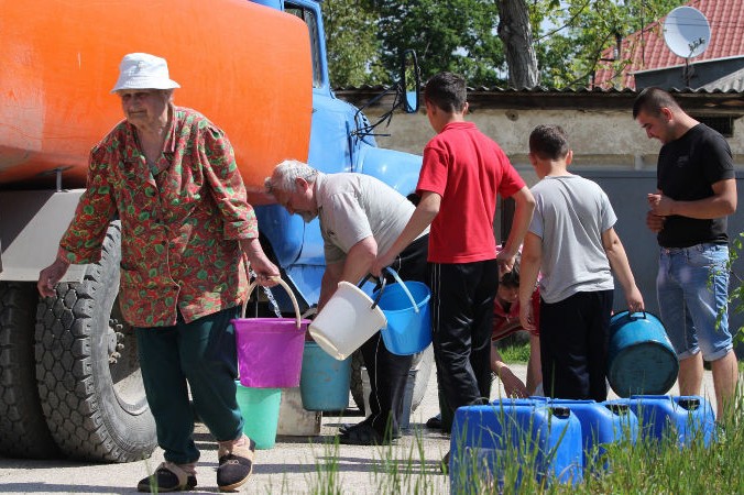 Жители города Старый Крым разбирают воду с водовоза. Фото: YURIY LASHOV/AFP/Getty Images | Epoch Times Россия