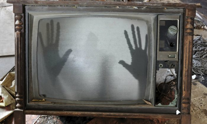 Концептуальное изображение призрака, появляющегося на мерцающем экране телевизора. Могли ли мертвые общаться через электронику, как утверждают некоторые? Доктор Имантс Барушс проводит расследование. (Thinkstock) | Epoch Times Россия