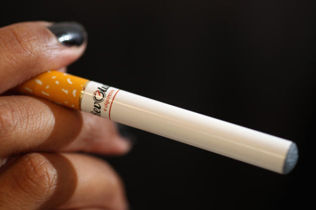 Электронная сигарета в руке курильщицы. Фото: Dan Kitwood/Getty Images | Epoch Times Россия
