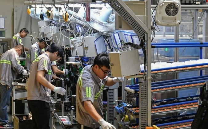 Работники завода по производству автомобилей в Китае. 15 мая , 2019 года. STR/AFP via Getty Images | Epoch Times Россия