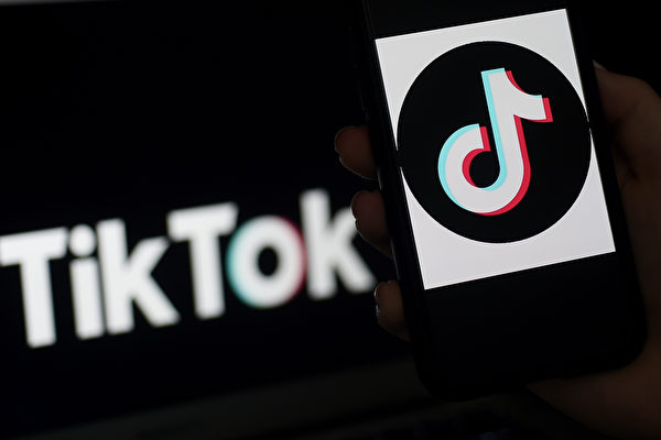 На экране iPhone отображается логотип приложения TikTok, Арлингтон, штат Вирджиния, 13 апреля 2020 года. OLIVIER DOULIERY/AFP via Getty Images | Epoch Times Россия