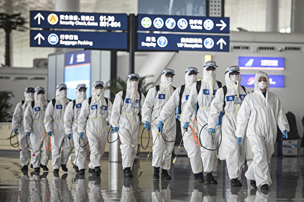 Пожарные готовятся провести дезинфекцию в международном аэропорту Тяньхэ в Ухане, 3 апреля 2020 года, Хубэй, Китай. Getty Images | Epoch Times Россия