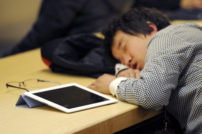 Ребёнок заснул около планшета, Пекин, 22 февраля 2012 г. Фото: LIU JIN/AFP/Getty Images | Epoch Times Россия