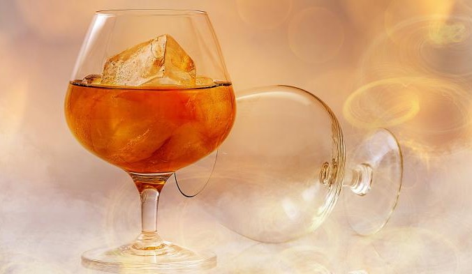 Многие годы нам говорили, что алкоголь в небольших дозах играет положительную роль. Однако в последнее время собирается всё больше данных, которые могут разочаровать любителей горячительных напитков. Фото: Pezibear/pixabay/CC0 Public Domain | Epoch Times Россия