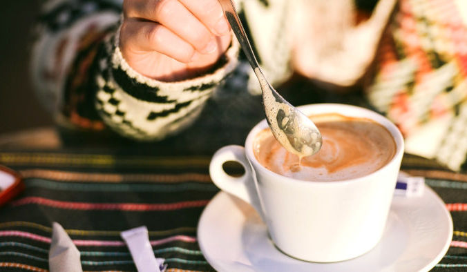 Сколько сахара вы положили в утреннюю чашку кофе? Две, три? Надеюсь, что меньше. Фото: Ed Gregory/pexels /CC0 Public Domain | Epoch Times Россия