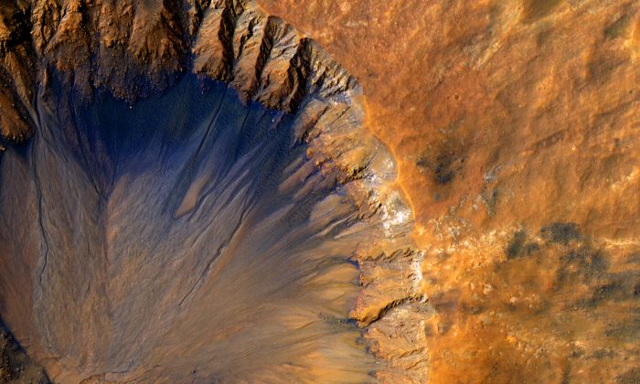Изображение крупным планом ударного кратера в районе Sirenum Fossae на Марсе 30 марта 2015 г. (NASA / JPL) | Epoch Times Россия