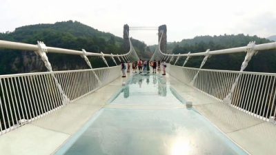 Стеклянные мосты в Китае и во всём мире (видео)