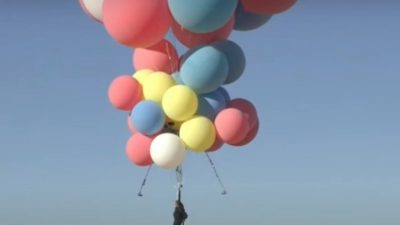 (Видео) Взлететь высоко-высоко на воздушных шариках! 10 лет понадобилось фокуснику, чтобы осуществить всеобщую детскую мечту