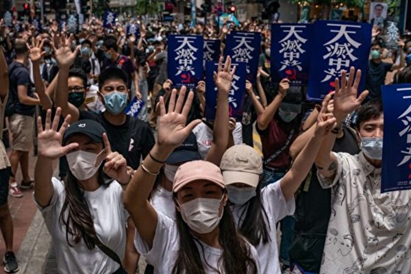 Жители Гонконга, держа листовки с надписью «Небо уничтожит КПК», вышли на улицу в знак протеста против закона о национальной безопасности, Гонконг, 24 мая 2020 года. Anthony Kwan/Getty Images | Epoch Times Россия