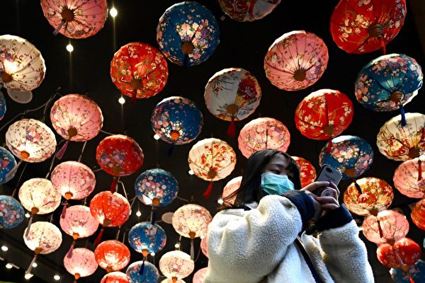Женщина в защитной маске проходит под фонарями в районе Симэнь в Тайбэе во время Нового года по лунному календарю, 30 января 2020 года. SAM YEH/AFP via Getty Images | Epoch Times Россия