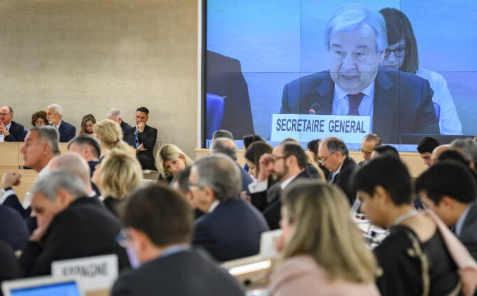 Генеральный секретарь ООН Антониу Гутерриш (на экране) выступает на открытии ежегодной сессии Совета ООН по правам человека в Женеве, 24 февраля 2020 года. FABRICE COFFRINI/AFP via Getty Images | Epoch Times Россия