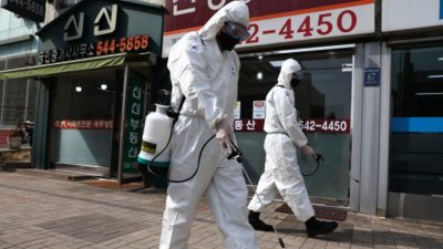 Некоторые страны и организации поздно отреагировали на эпидемию коронавируса из страха перед Китаем, считает эксперт