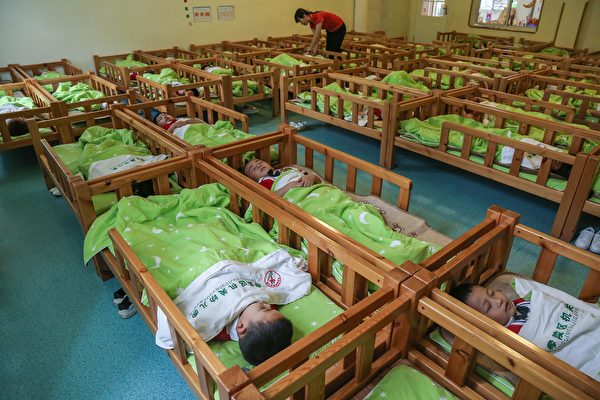 Дети спят после обеда в детском саду в округе Юнчжоу, провинция Хунань, Китай, 11 мая 2020 года. STR/AFP via Getty Images | Epoch Times Россия