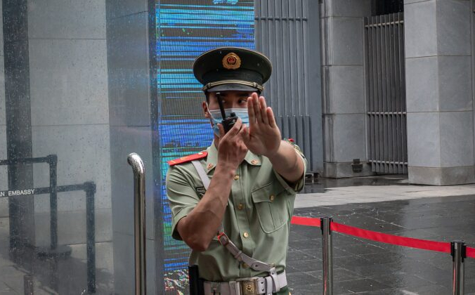 Офицер китайской военизированной полиции у ворот посольства Австралии в Пекине, 9 июля 2020 года. NICOLAS ASFOURI/AFP via Getty Images | Epoch Times Россия