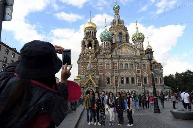 Китайские туристы в Санкт-Петербурге. Фото: OLGA MALTSEVA/AFP/Getty Images | Epoch Times Россия