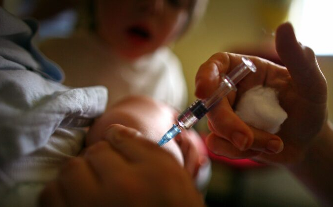 Мальчику ставят прививку в медицинском центре в Глазго, Шотландия, 3 сентября 2007 года. Jeff J Mitchell/Getty Images | Epoch Times Россия