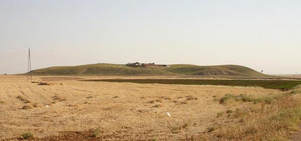 Вид на Телль Мозан, древний Уркеш, с севера. Zoeperkoe/ru.wikipedia.org/CC BY-SA 3.0 | Epoch Times Россия