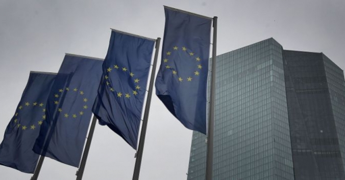 Флаги Европейского Союза перед штаб-квартирой Европейского центрального банка, Франкфурт. Daniel Roland/AFP via Getty Images | Epoch Times Россия