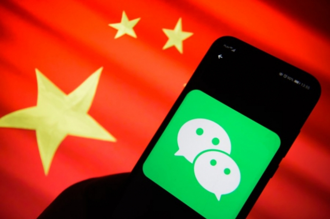 Логотип Wechat на мобильном телефоне Android с флагом Китая на заднем плане, 24 января 2019 года. Omar Marques/SOPA Images/LightRocket via Getty Images | Epoch Times Россия